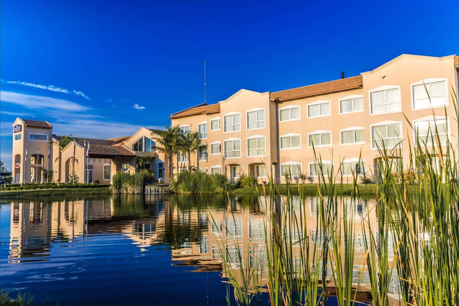 Howard Johnson Resort Spa & Convention Center Villa de Merlo Exterior photo