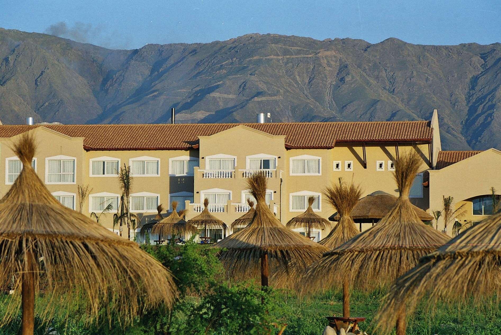 Howard Johnson Resort Spa & Convention Center Villa de Merlo Exterior photo